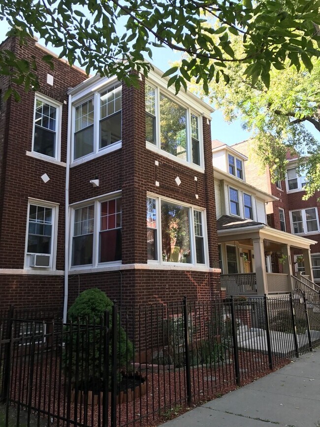 Building Photo - 3039 W Wilson Ave
