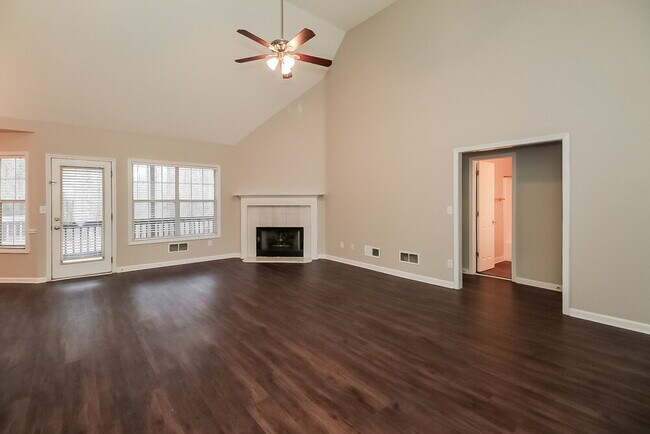 Foto del edificio - 128 Alexander Dr