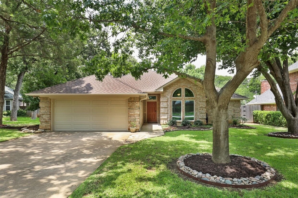 Primary Photo - 3 bed, 2 bath home in Burleson