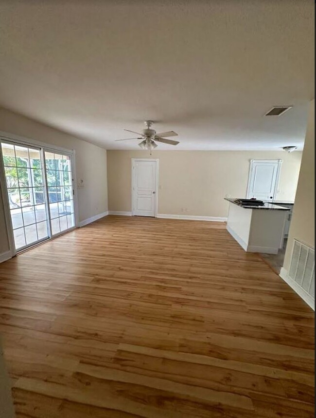 Building Photo - Beautiful 2 Bedroom 2 Bath with garage
