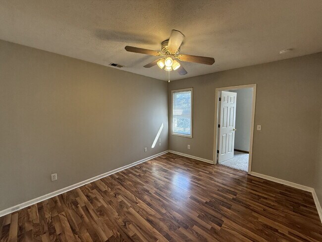 Foto del edificio - Westside 3 Bedroom Upper Apartment