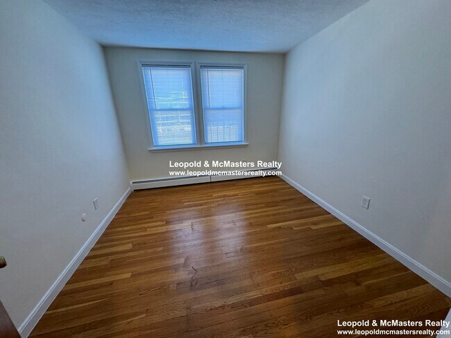 Foto del edificio - 168 North Beacon St