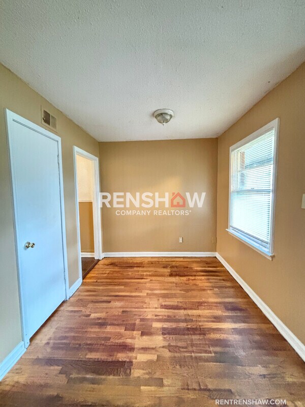 Building Photo - 1593 E Holmes Rd