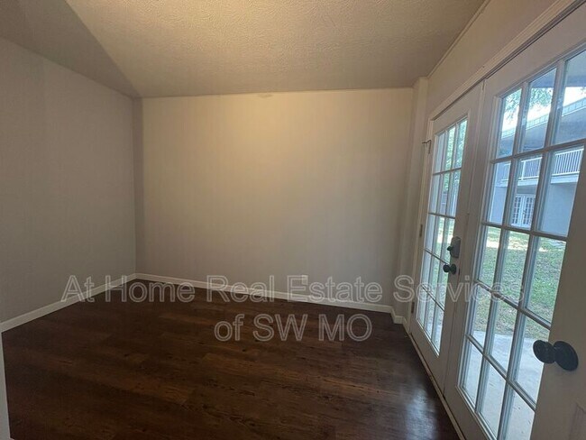 Building Photo - 930 S Campbell Ave