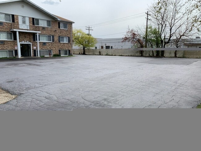 Building Photo - 4117-4123 Lindenwood Dr