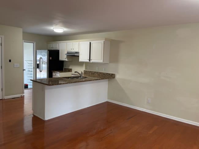 Building Photo - 144 Stoneforest Dr