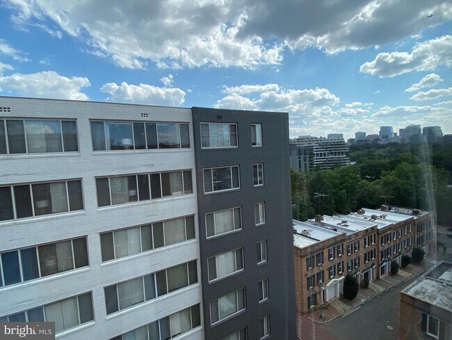 Building Photo - 940 25th St NW