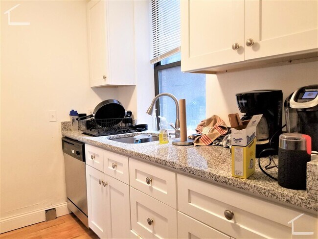 Building Photo - Extremely nice 3 bed in the south end!!