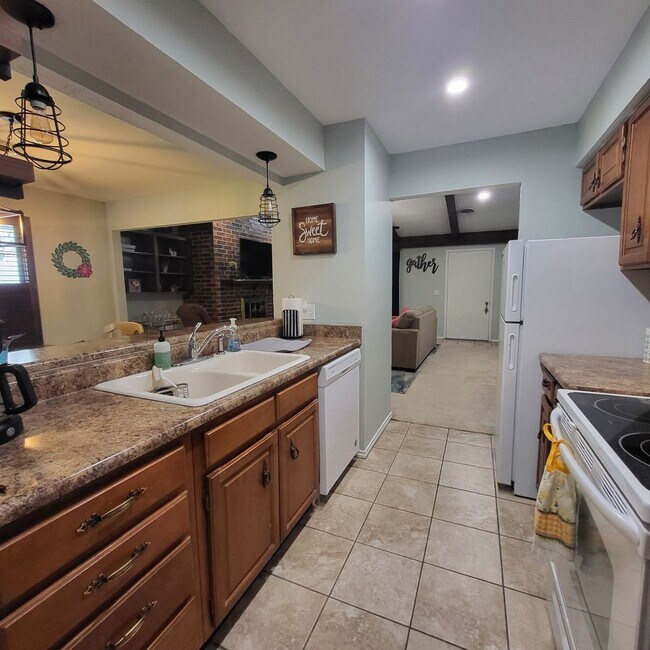 Foto del edificio - Fully Furnished Short term or Long Term Re...