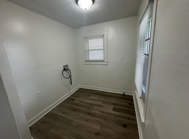 Building Photo - New Remodeled Rental READY NOW!
