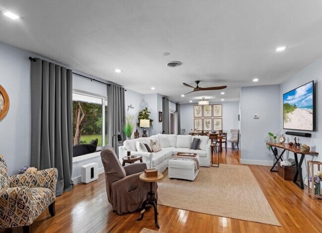 Sala de estar - 3675 66th Ave