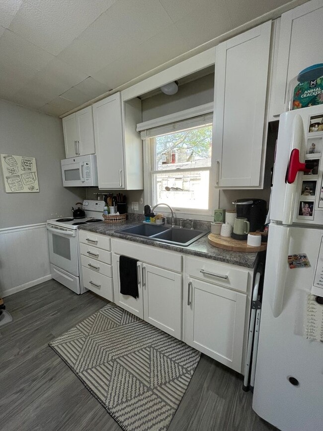 Building Photo - 2 Bedroom Single Family Home