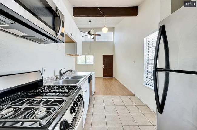 Building Photo - Beautiful West Campus 1x1 @ Westwood