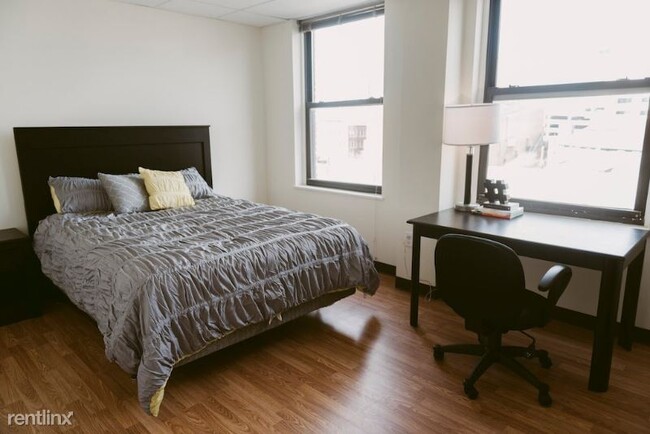 Building Photo - 2 br, 1 bath Apartment - 305 W. Broadway