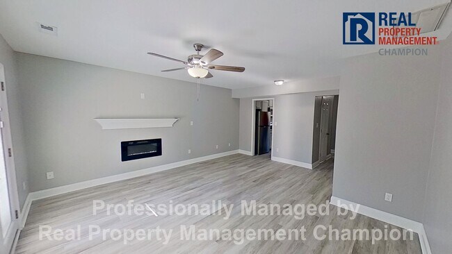 Building Photo - Beautifully 2 BD/1.5 BA End Unit Townhouse w/Garage
