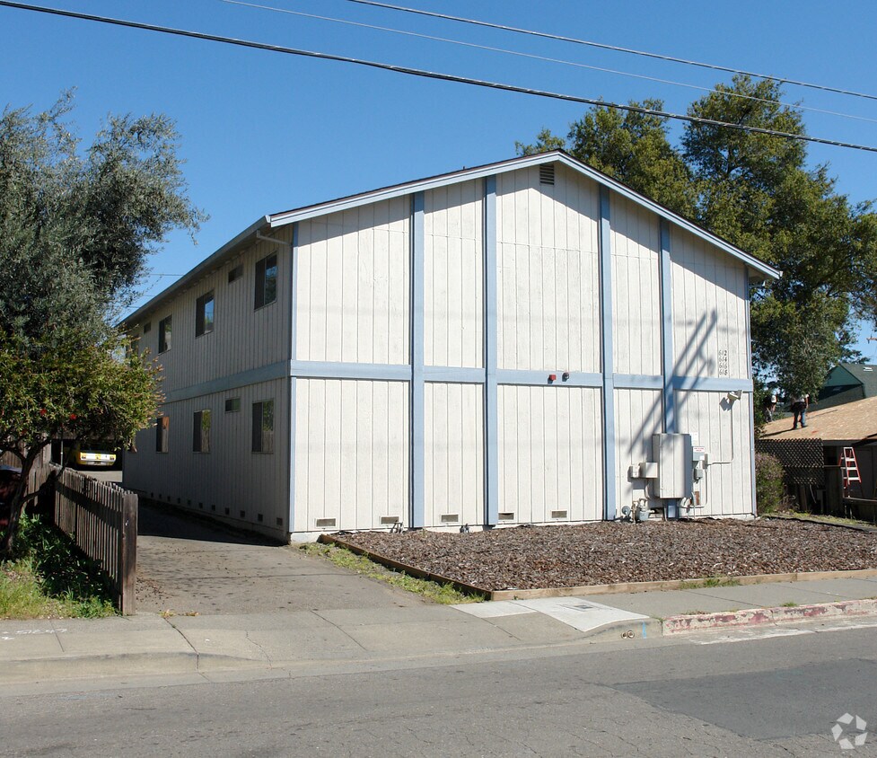 Building Photo - 612-618 Center St