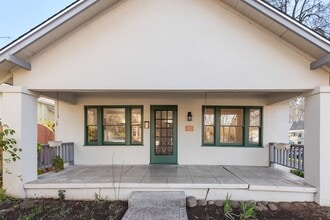 Building Photo - 453 E 7th St