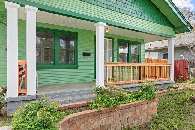 Building Photo - Gorgeous Remodeled Home!