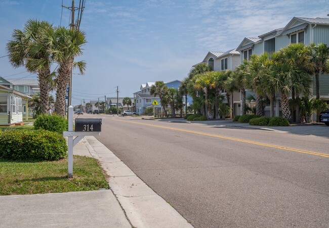 Building Photo - SHORT TERM ONLY Happy As A Clam Duplex