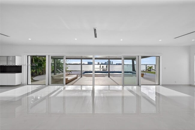 Building Photo - 1101 S Shore Dr