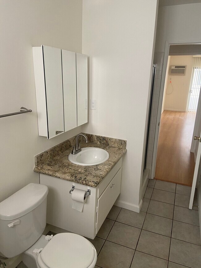 Building Photo - 541 N Kings Rd