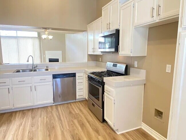 Foto del edificio - "Charming 2-Bed, 2-Bath Retreat in Prime Santa Ana Location!"
