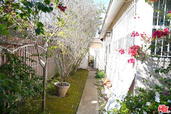 Foto del edificio - 2529 Westwood Blvd