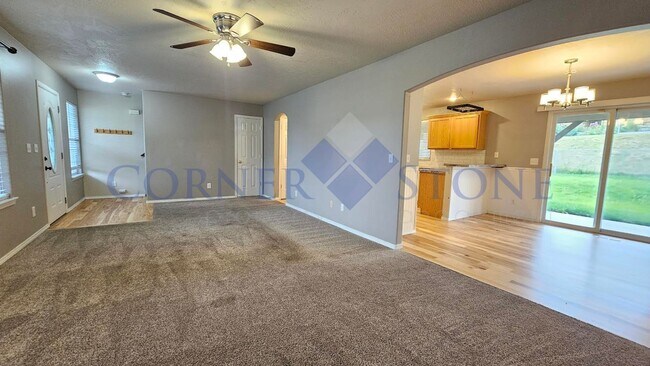 Foto del edificio - Beautiful Home with Separate Office/Bonus Room!