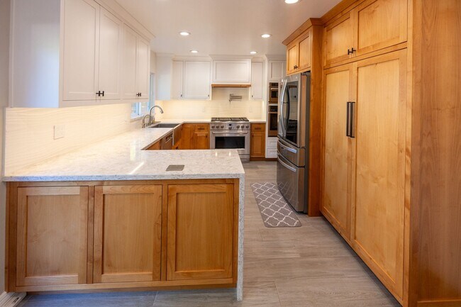Foto del edificio - Amazing 4 bedroom home in one of Castro Valley's most desirable neighborhoods.  Owned solar!