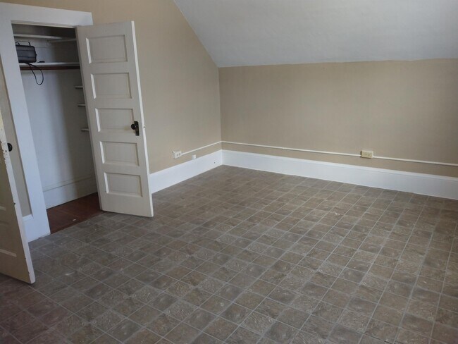 Building Photo - 26 S Oleander Ave