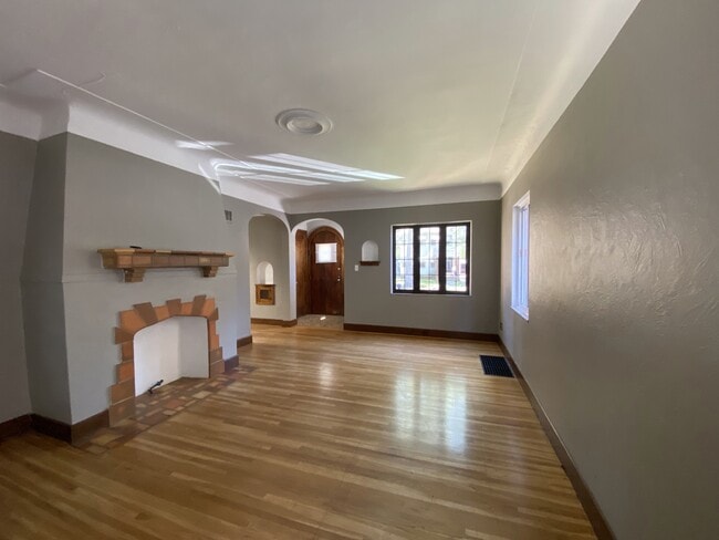 Foto del edificio - 3847 Revere Dr