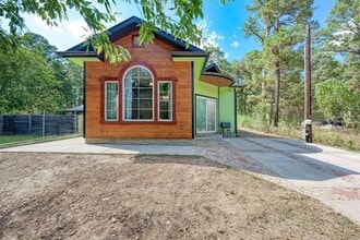 Building Photo - 124 Pinewood Dr