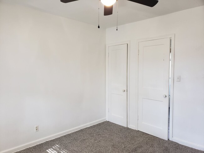 Building Photo - 1 bed / 1 bath apartment available now!