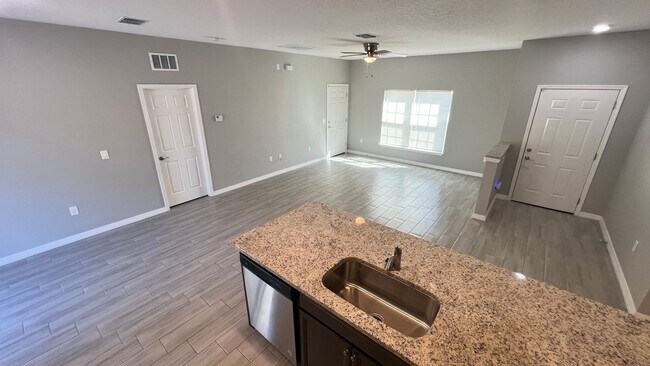 Foto del edificio - Available now!! CHARMING 3 Bedroom, 2 Bathroom Home in Palm Bay!!!