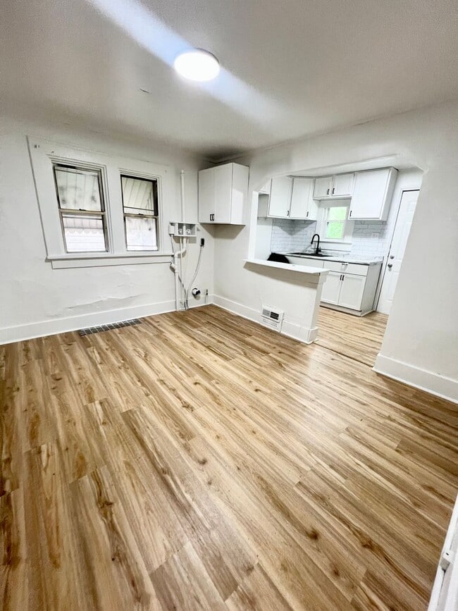 Building Photo - COMING SOON! 2 BEDROOM HOUSE