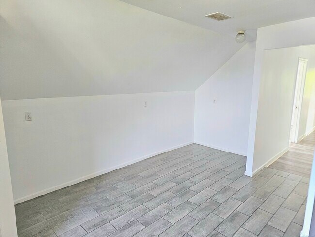 Building Photo - 483 Ferry St