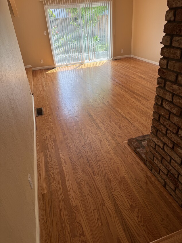 Sala de estar renovada - 1255 Regency Pl