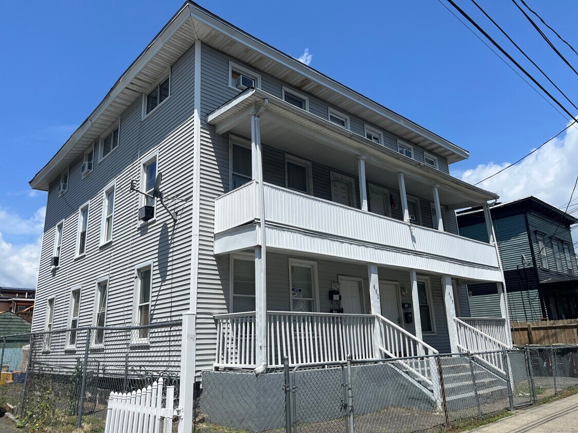 Foto principal - 695 Kossuth St