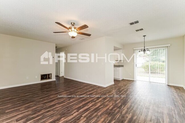 Building Photo - 2060 Las Palmas Cir