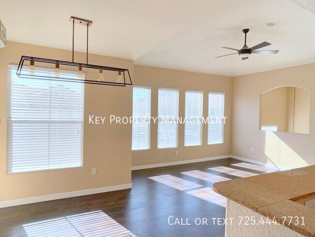 Foto del edificio - GORGEOUS REMODELED 2 BEDROOM TOWNHOME IN C...