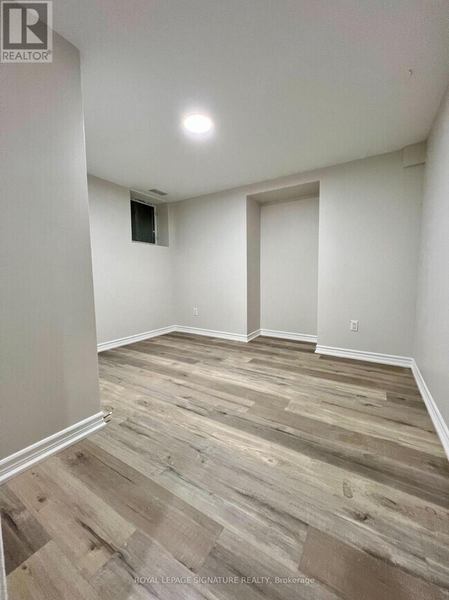 Photo du bâtiment - 843 Cedarbrae Ave