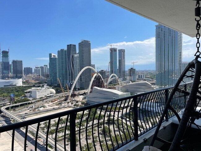 Foto del edificio - 555 NE 15th St