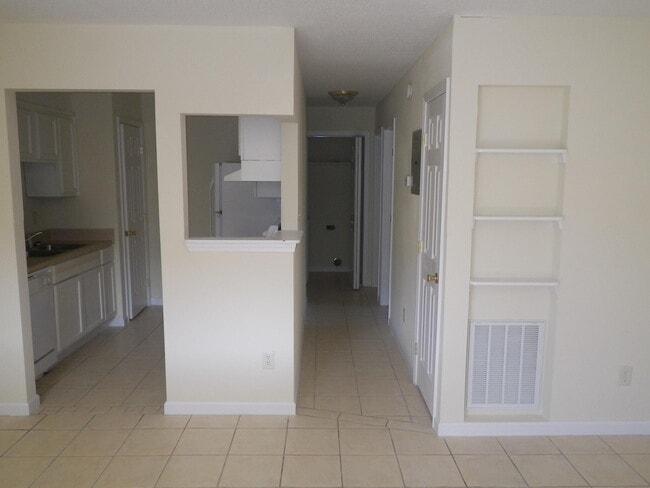 Building Photo - 1610 Green Briar Pkwy