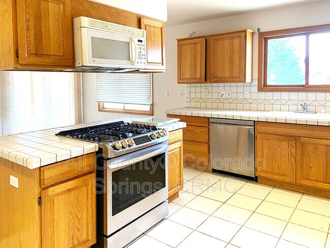 Building Photo - 215 Luxury Lane
