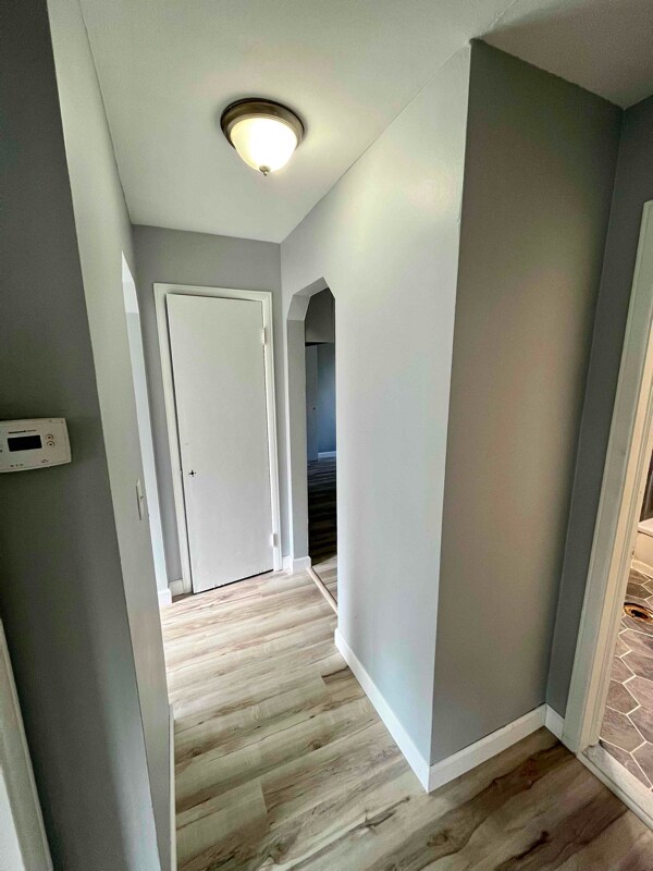 Building Photo - 1073 Colonial Dr