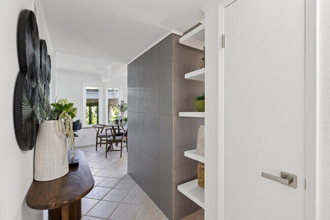 Foto del edificio - 2 Bedroom, 2 bathroom condo available with spectacular views of Richardson Bay!