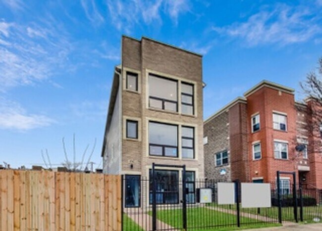 Foto del edificio - 4745 S Indiana Ave