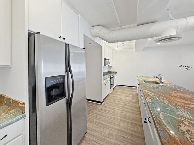 Foto del edificio - Stunning 1B/2BA Loft w/ Original Mural by ...