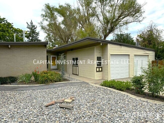 Building Photo - 389 E Meadow Rd