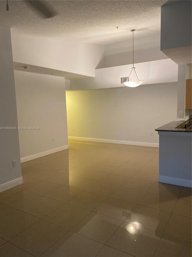 Foto del edificio - 2496 Centergate Dr